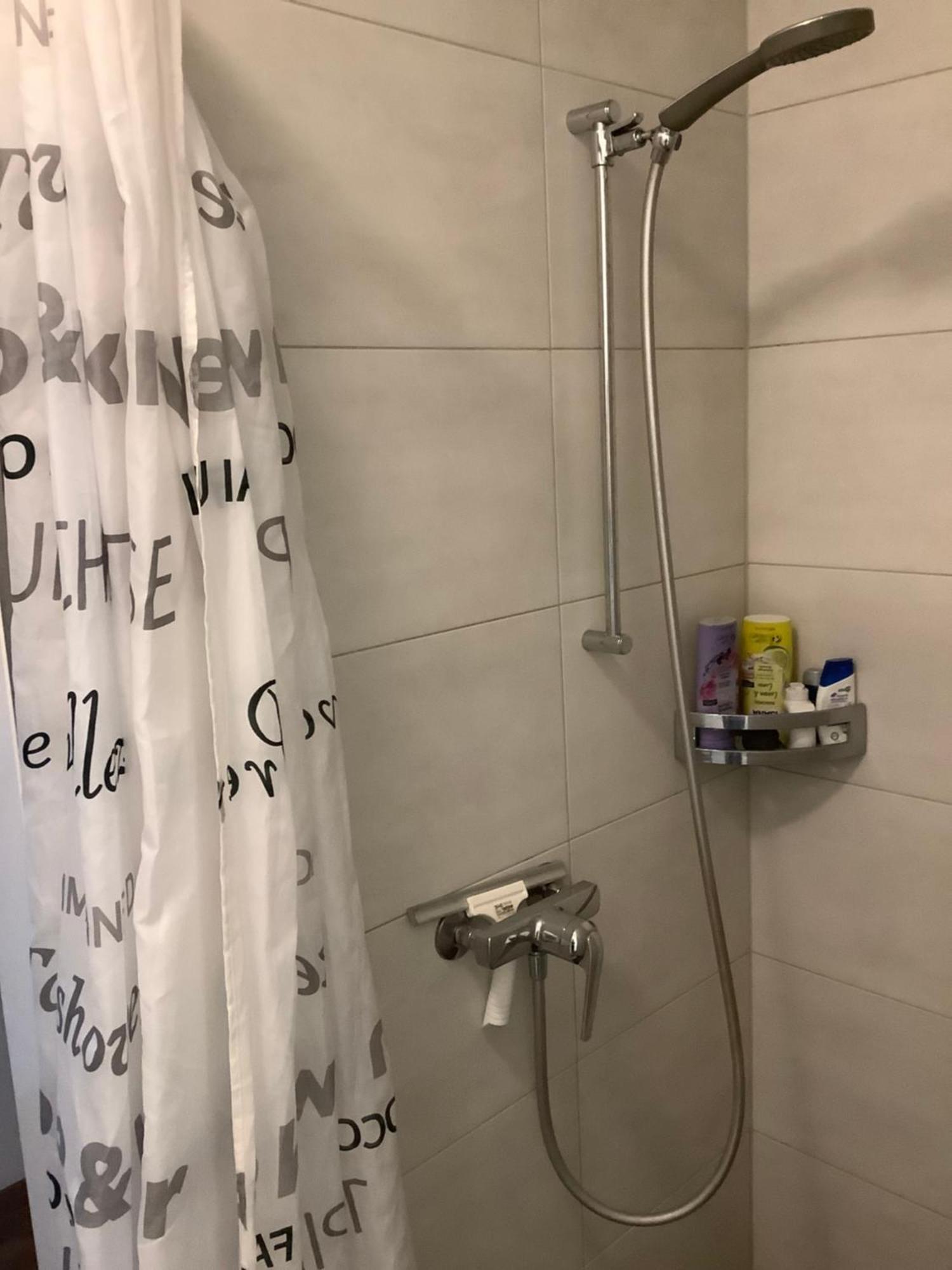 Chambre Spacieuse Et Confortable Avec Ecran Plat Oetwil an Der Limmat Buitenkant foto